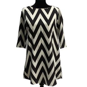 💥Cute, short Everly dress w/black chevron stripes